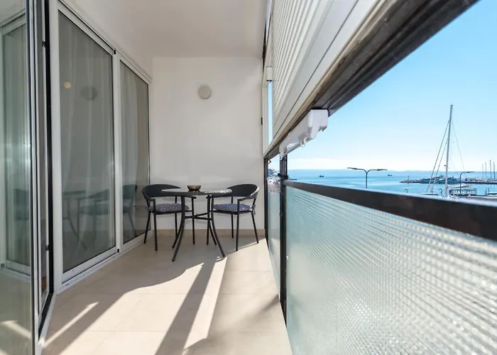 Paparazzi Apartment *